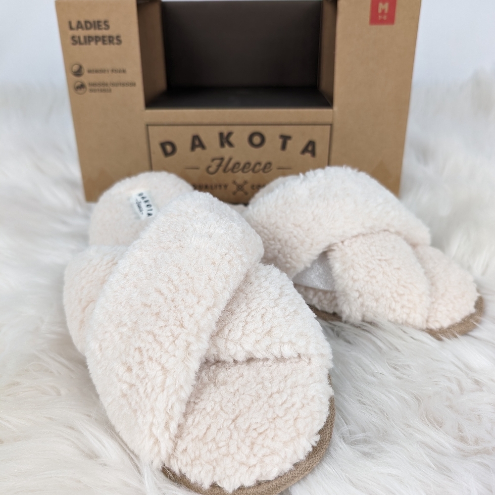 Dakota NWT fleece slippers, women's size 7-8, off white
